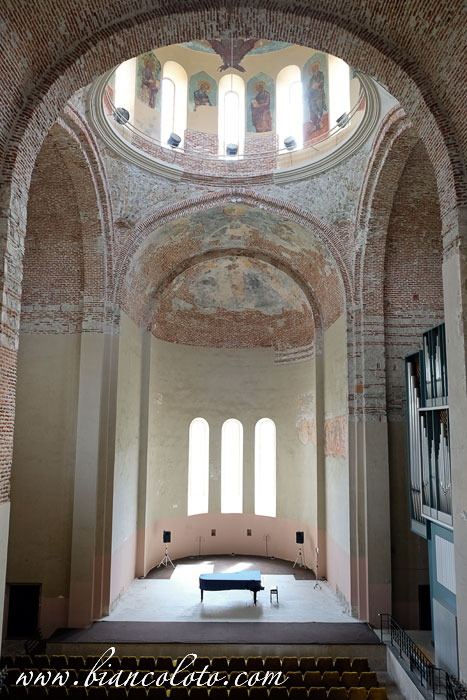 Кафедральный патриарший собор в Пицунде