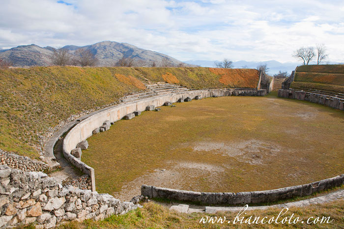 Амфитеатр в Альбе Фученс