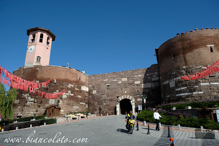 Часовая башня в цитадели Анкары