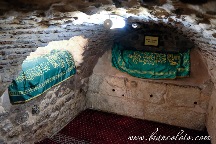 Саркофаги в мечети Хабиб-и Неджар