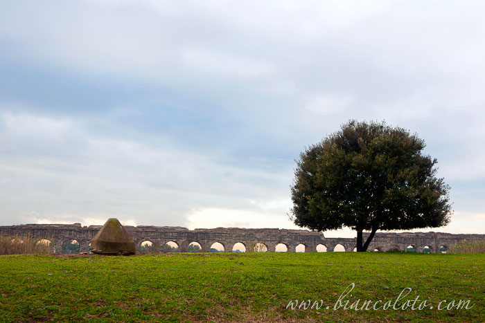 Акведук Клавдия (снизу) и акведук Анио Новус.