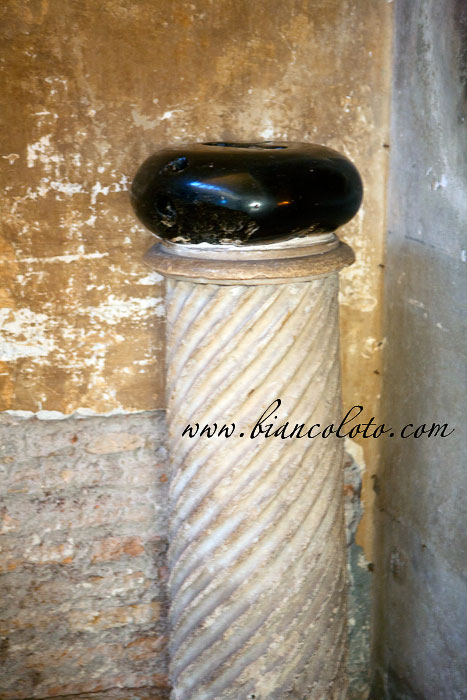 Авентин, Церковь Святой Сабины, камень дьявола