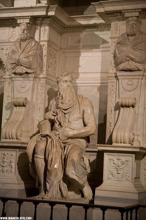 церкови Сан Пьетро ин Винколи, Моисей