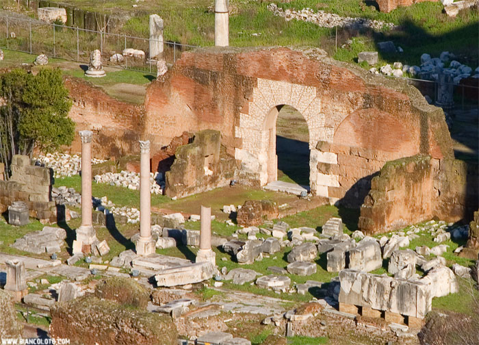 Портик Гая и  Луцио Цезарей 