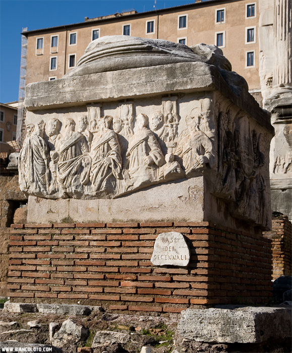 Колонна в честь десятилетия