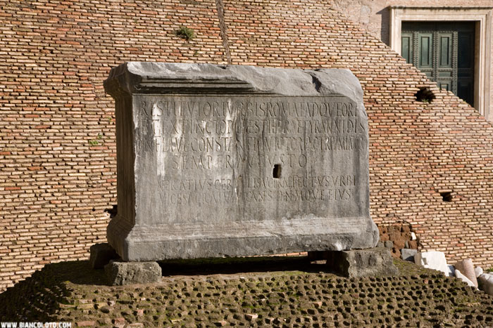 Основание статуи Констанция II