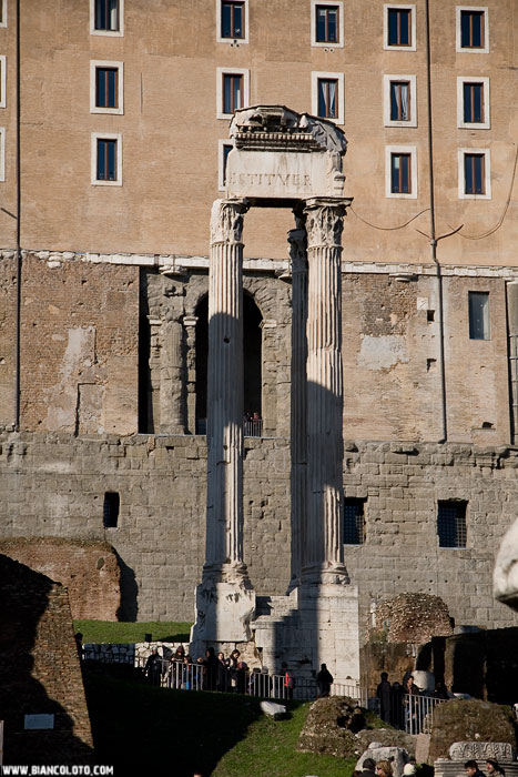 Храм Веспасиана и Тита