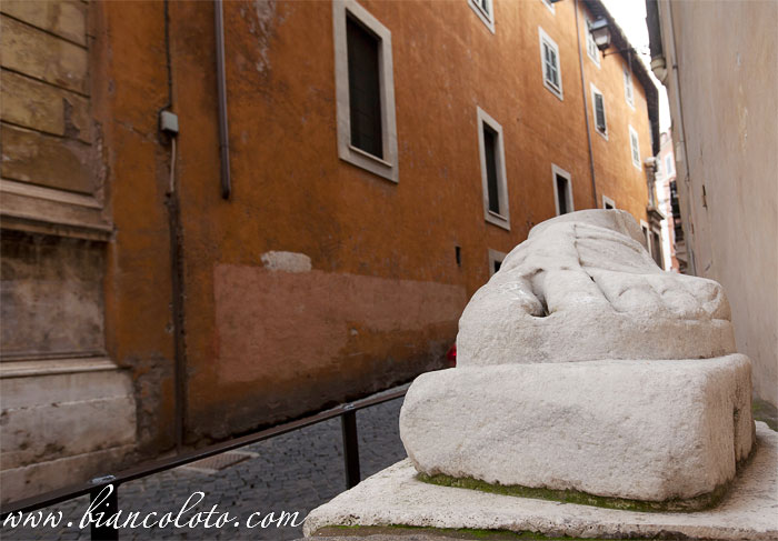 гигантская ступня