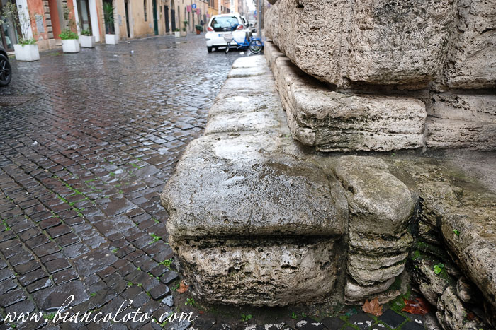 Диван на via Giulia