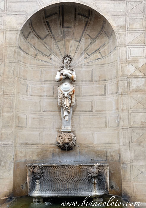 фонтан в виде ниши с нимфой