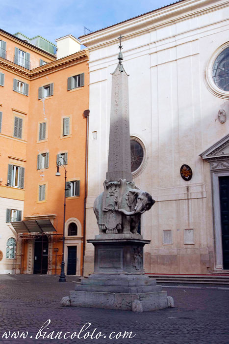 Обелиск Минерва на площади Минерва