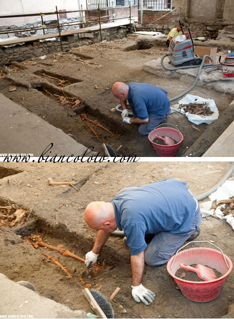 Раскопки рядом с церковью.  Аоста