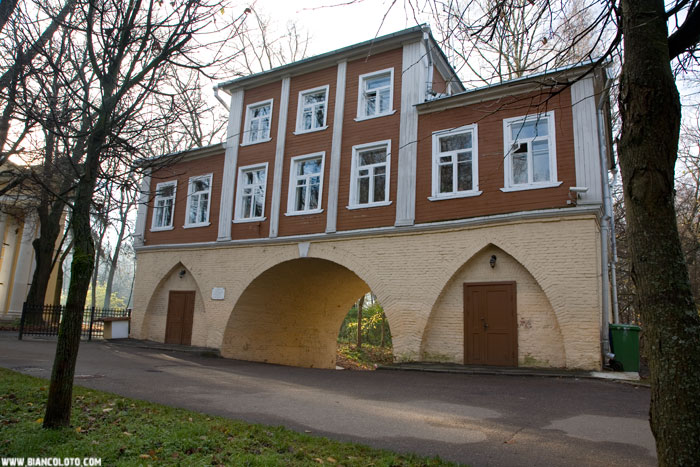 Архангельское, Ворота над оврагом