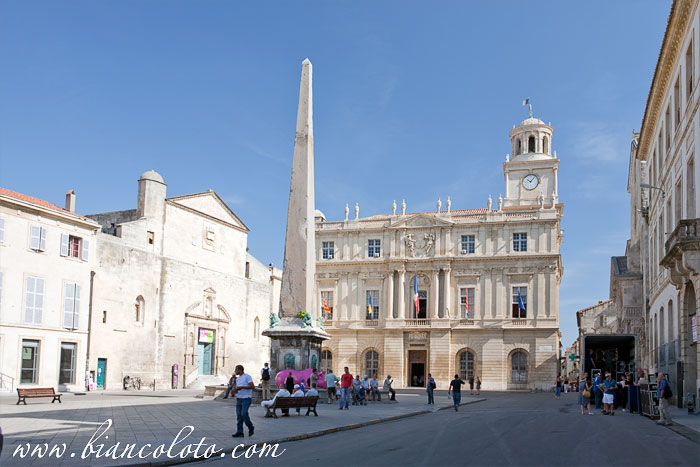 Площадь перед церковью Святого Трофима. Арль