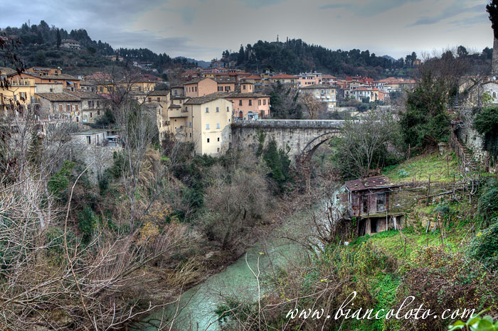 Вид с via delle Stelle. Асколи Пичено.