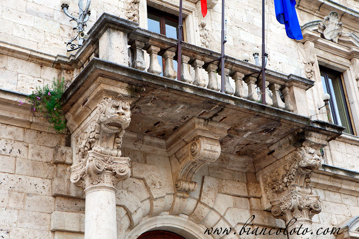 Дом из травертина. Асколи Пичено.