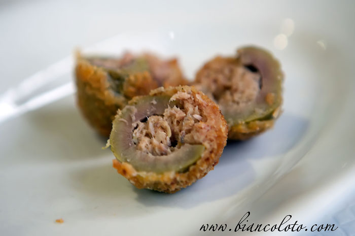 Оливки фаршированные мясом из Асколи Пичено.