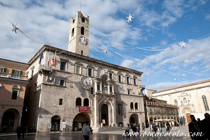 Дворец Народных капитанов на piazza del Popolo. Асколи Пичено.