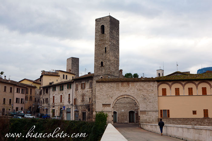 Римский мост и древние городские ворота. Асколи Пичено.