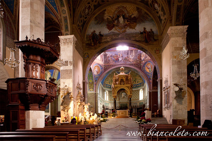 Интерьер Кафедрального собора. Асколи Пичено.