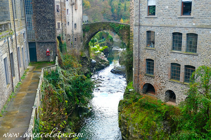 Изогнутый мост в Баньоне