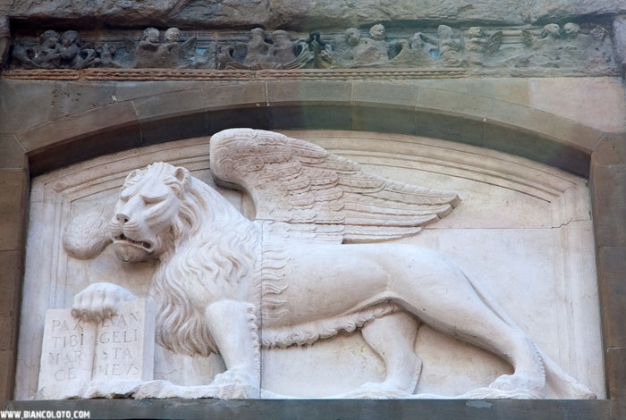 Лев с открытой книгой на фасаде Палаццо делла Раджоне