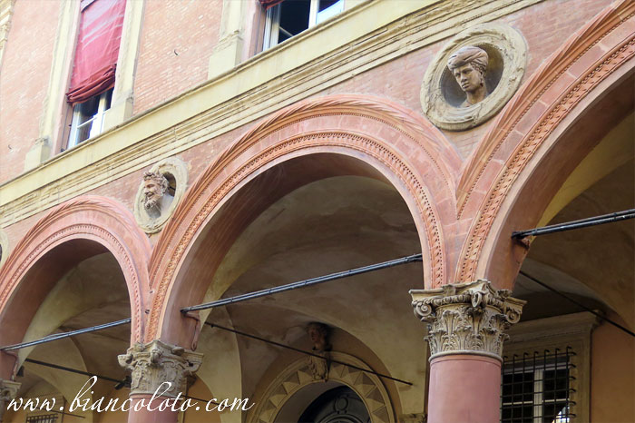 Болонья, Портики на площади Санто-Стефано