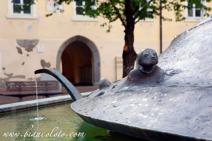 Фонтан на площади Дуомо. Брессаноне