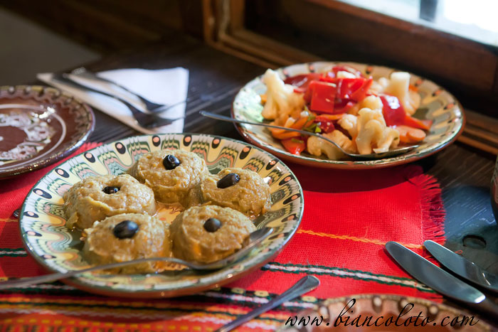  попробовать черноморскую  кухню 