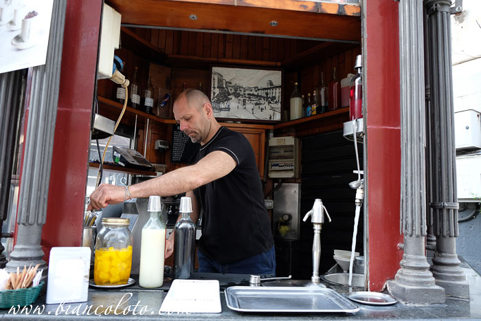 Продавец зельтца в Катании