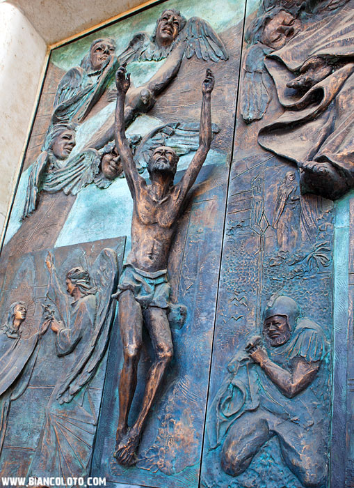 Элемент входной двери. Кафедральный собор. 