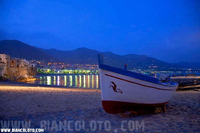 Пляж у старого порта. Чефалу