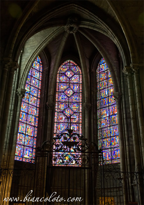 Витражи собора Нотр-Дам в Шартре