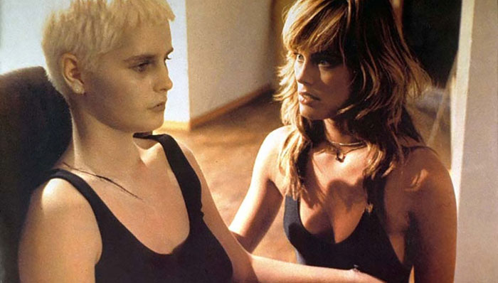 Под одеждой ничего