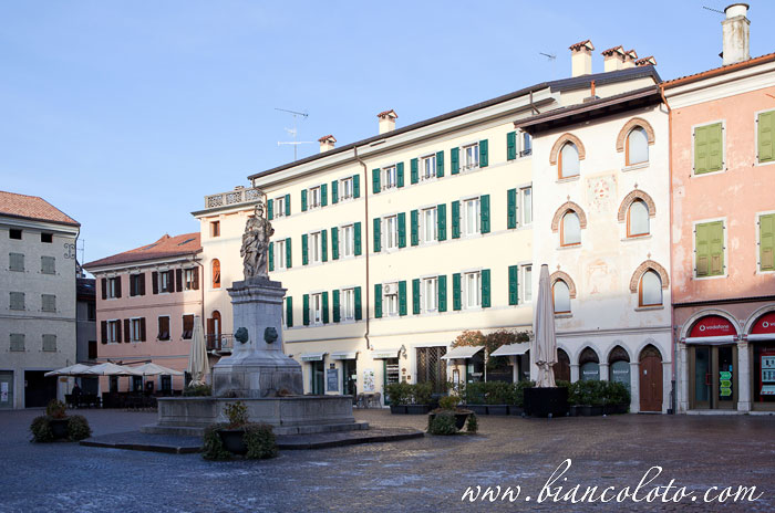 Piazza Paolo Diacono