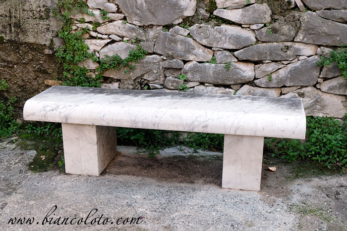 Скамейка в Колоннате