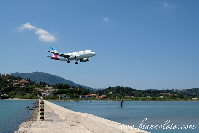 Посадка самолета на Корфу