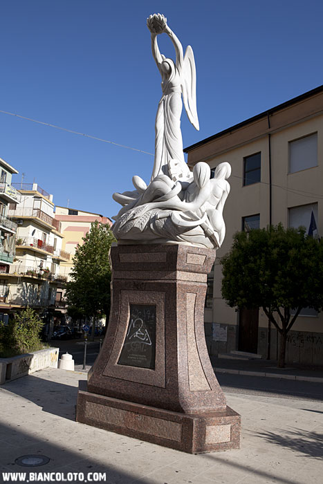 Памятник павшим на работе. Кротоне