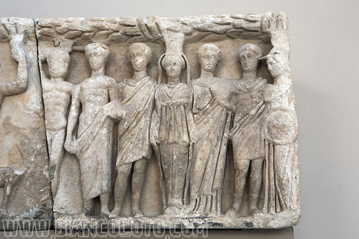 Фриз храма Адриана.