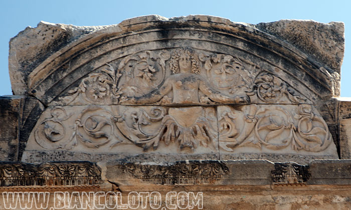 Храм Адриана.