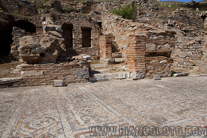 Дома на склоне.