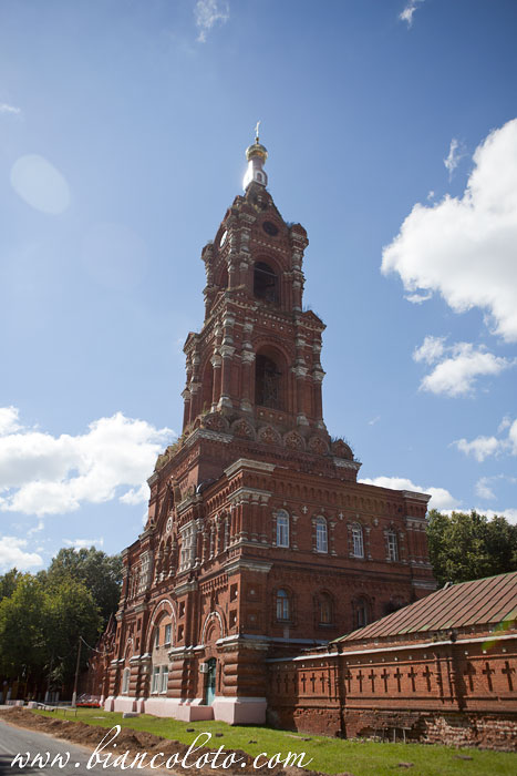 Колокольня Казанского монастыря летом 2016 г.