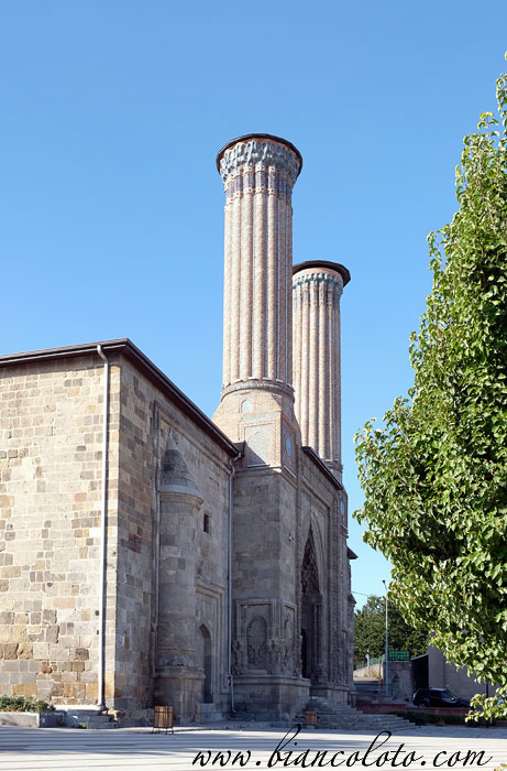 Медресе с двойным минаретом. Эрзурум