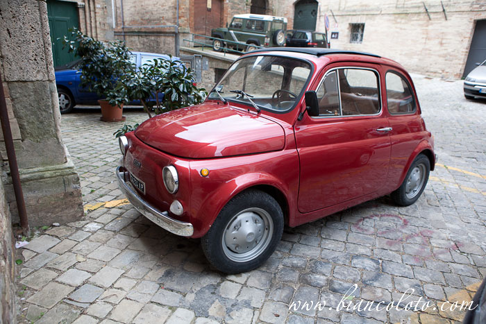 Старый Fiat на улице Фермо