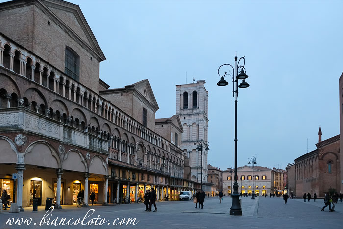 Площадь Трав (piazza Trento e Trieste)