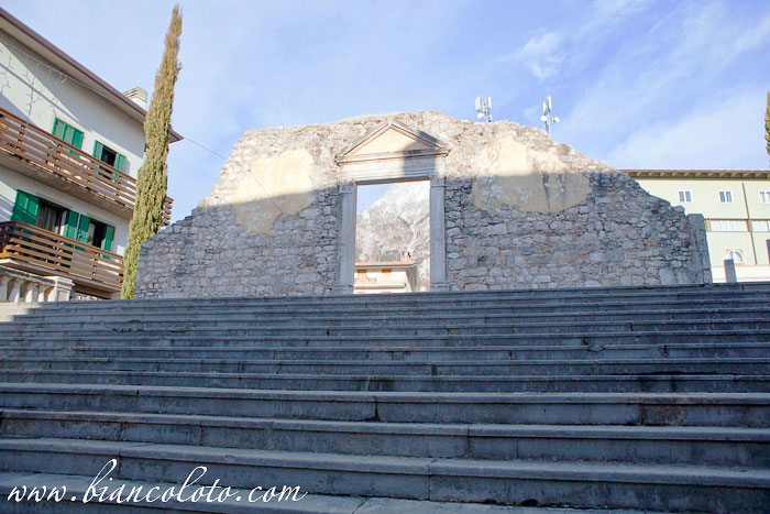 Разрушенная церковь в Джемоне