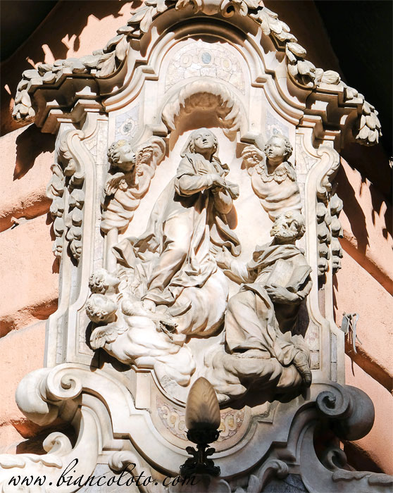 Алтарь с изображением Мадонны 