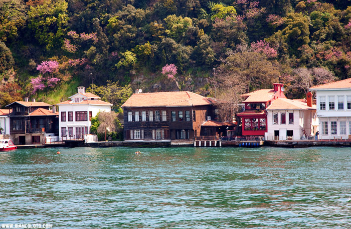 Особняк Миник Серче - красный маленький дом