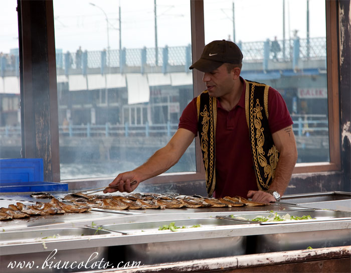 За работой - балык-экмек на пристани Эминеню.