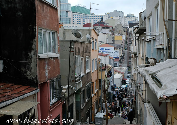 Блошиный рынок в  Долапдере. Стамбул